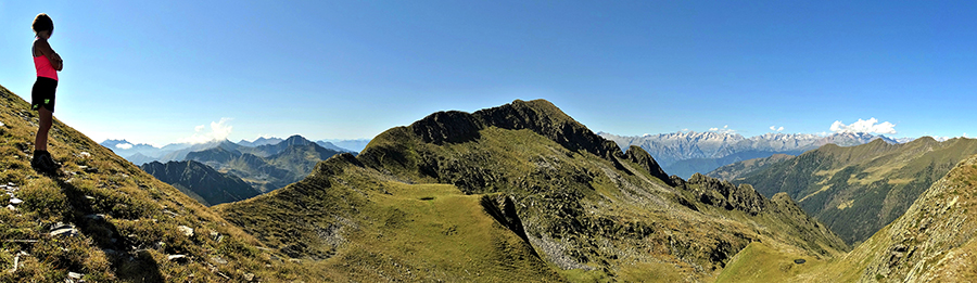 Vista panoramica da Cima di Lemma (2384 m) verso il Pizzo Scala a sx (2429 m) la Val Grande e lontane le Alpi Retiche